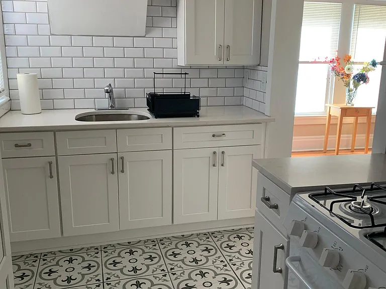 674 Boulevard SE #C — Photo 2