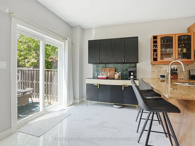 111 Greenstem Cres — Photo 11
