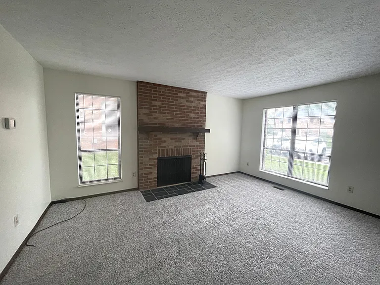 3340 Edgebrook Dr — Photo 2
