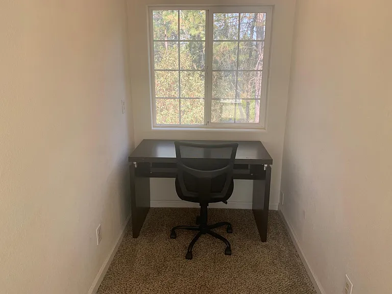Office nook, Starlink high speed unlimited internet included.