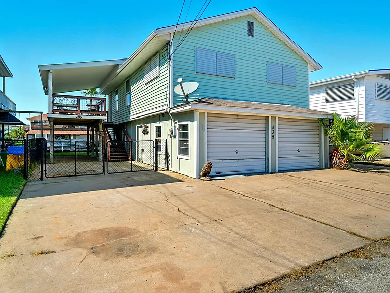 439 Pompano St — Photo 1