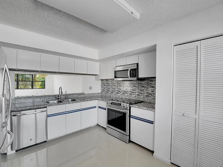 6654 Villa Sonrisa Dr #421 — Photo 43