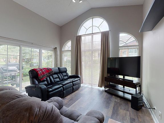 4th image of 306 W Happfield Dr