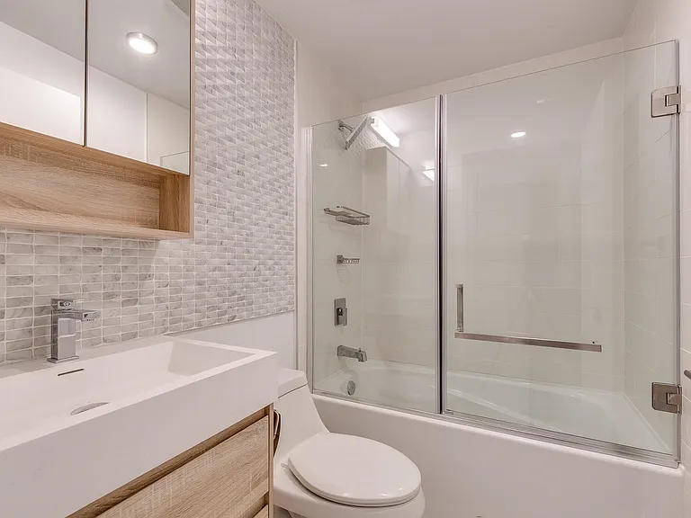 1425 Haro St #202 — Photo 19