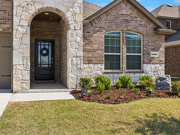 3rd image of 2808 Pinecrest Dr