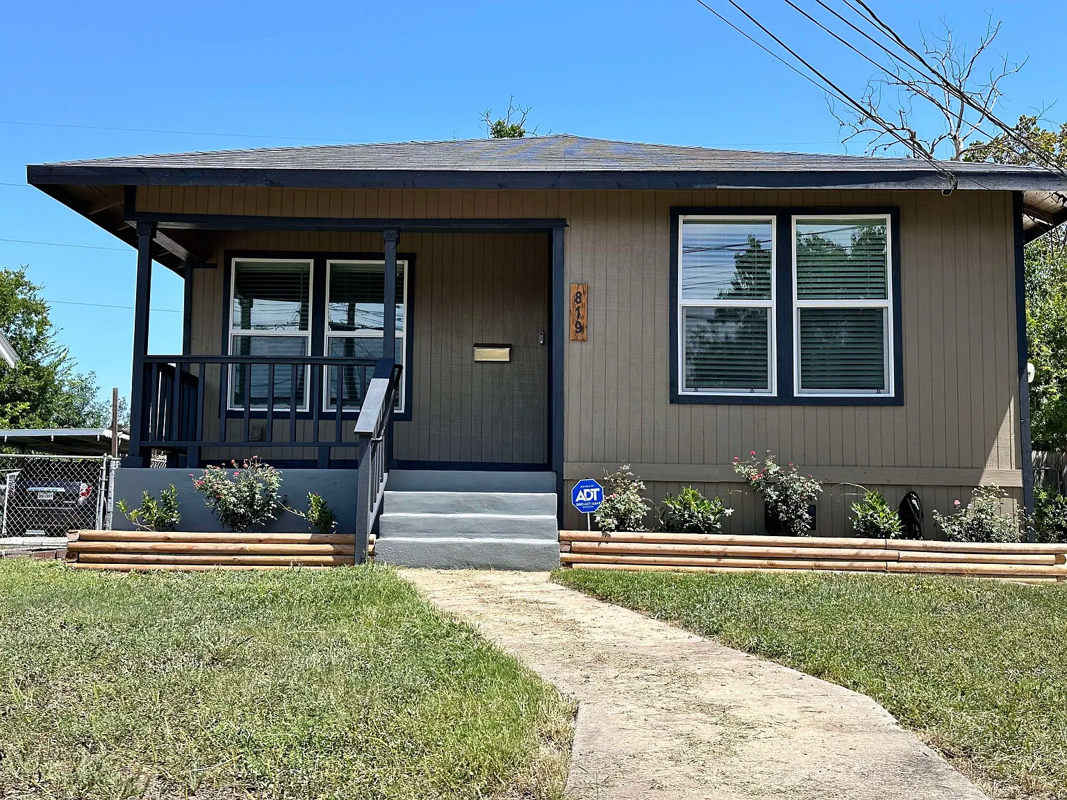 2 bed, 841 sqft, $1,600 — Photo 1