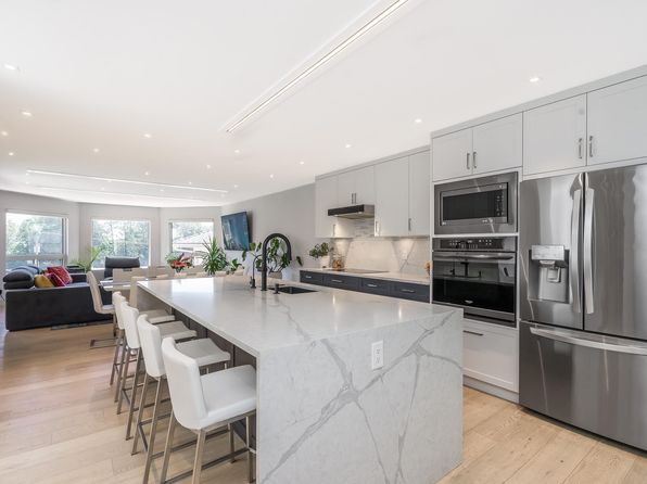16055 8th Ave, Surrey, BC V4A 1A1