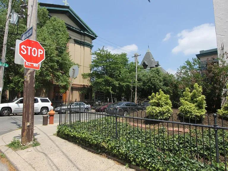 100 E Price St — Photo 30