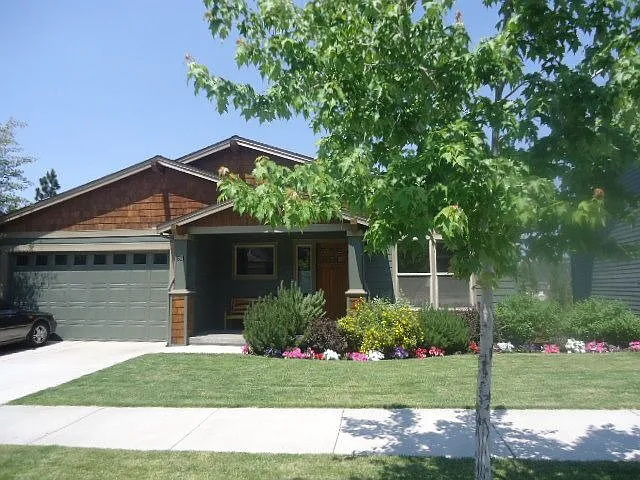 511 NW Flagline Dr photo 1