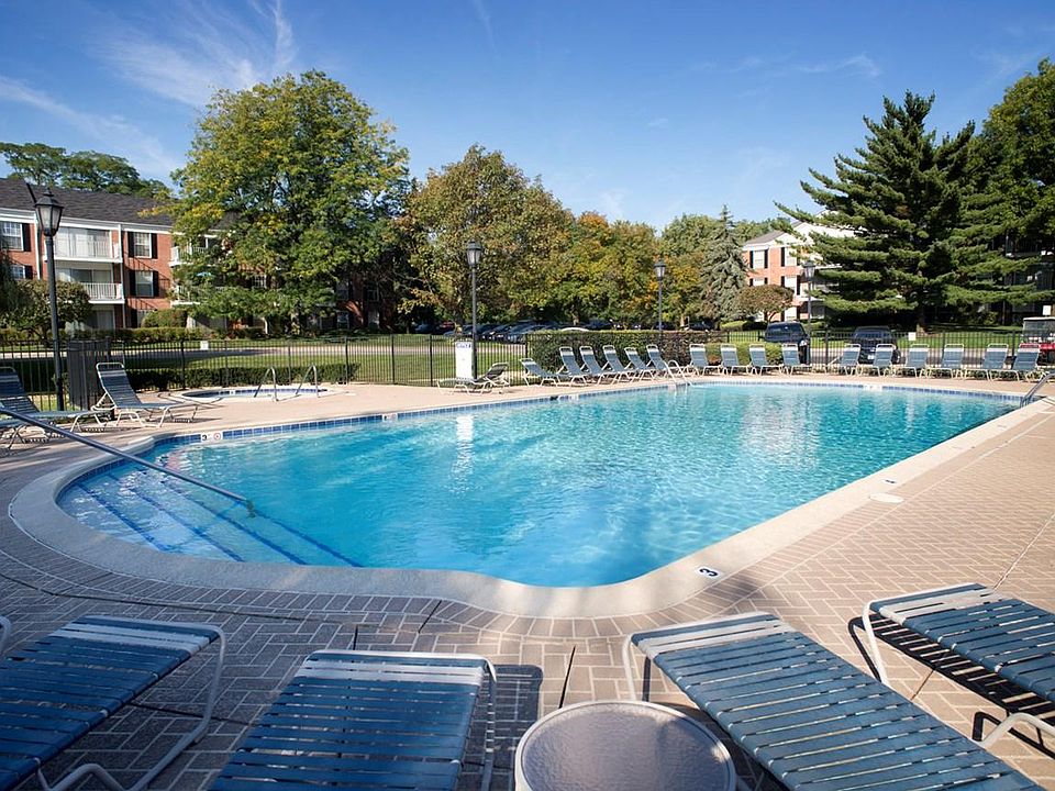 2nd image of 17W702 Butterfield Rd APT 201