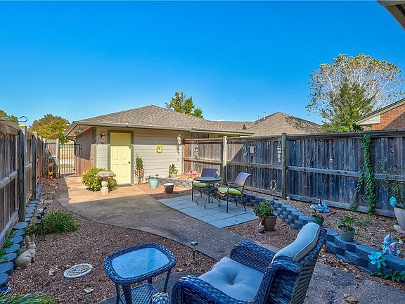 3rd image of 512 Greenlea Chase W