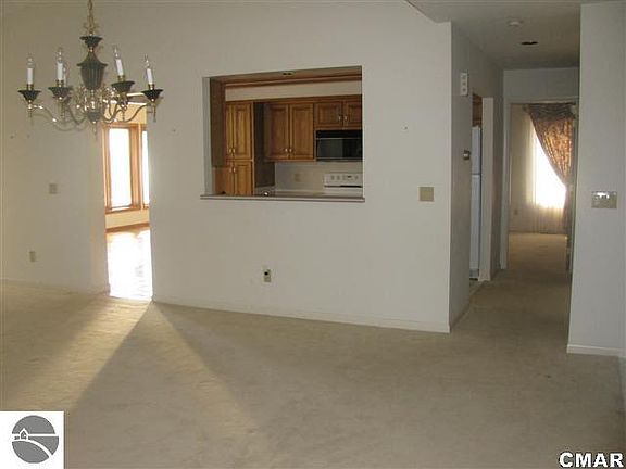 4th image of 300 Russell St