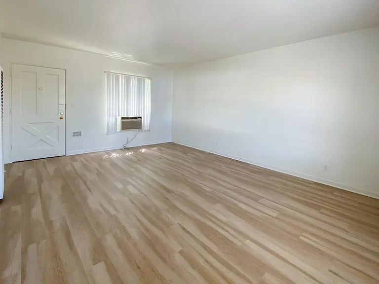 887 S Marengo Ave — Photo 5