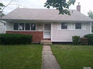 218 E Hampton Rd, Lindenhurst, NY 11757