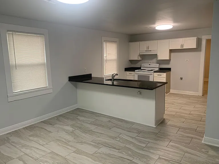 501 Westwood Dr — Photo 2