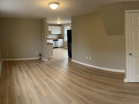 3rd image of 19 Maplewood Ave APT 2