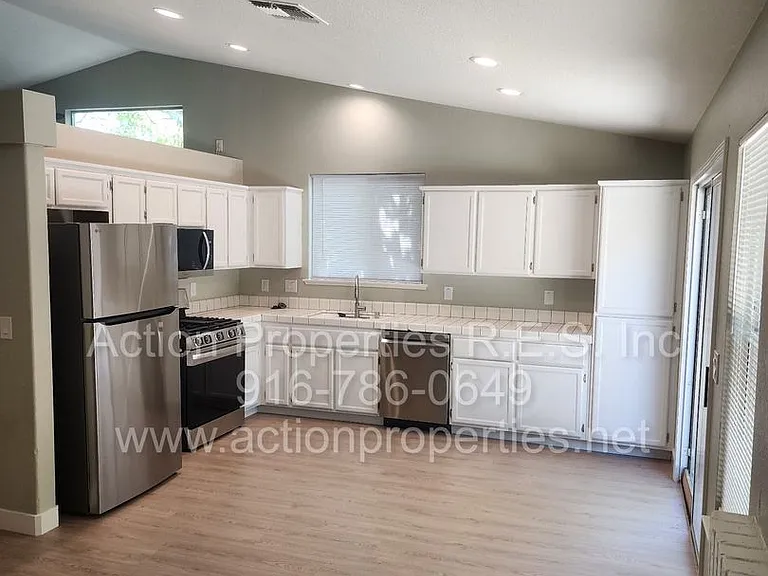 1057 Shenencock Way — Photo 8