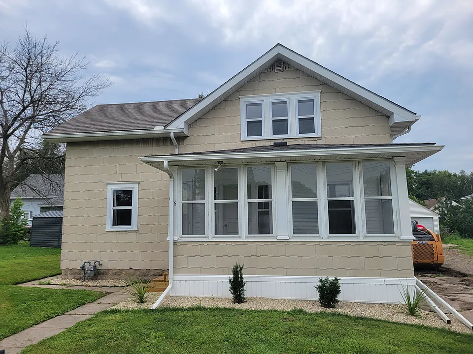 606 5th Pl SE