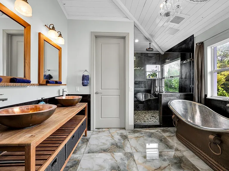 1076 NE Little River Dr — Photo 12