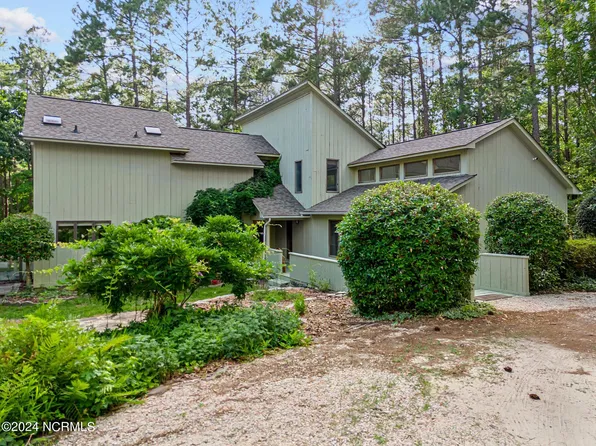 1520 E Hedgelawn Way, Southern Pines, NC 28387