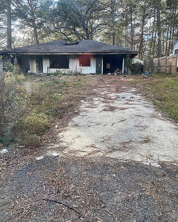 2nd image of 2647 Pine Tree Dr
