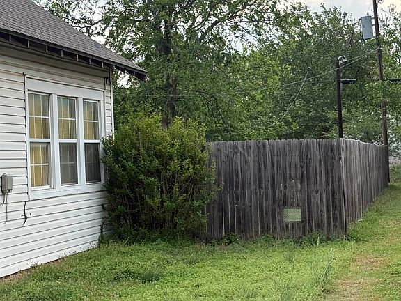 3rd image of 408 N Leach Ave