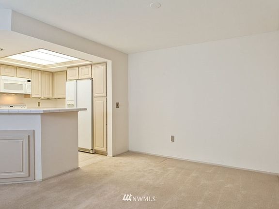 4th image of 1280 Bellevue Way NE APT 3