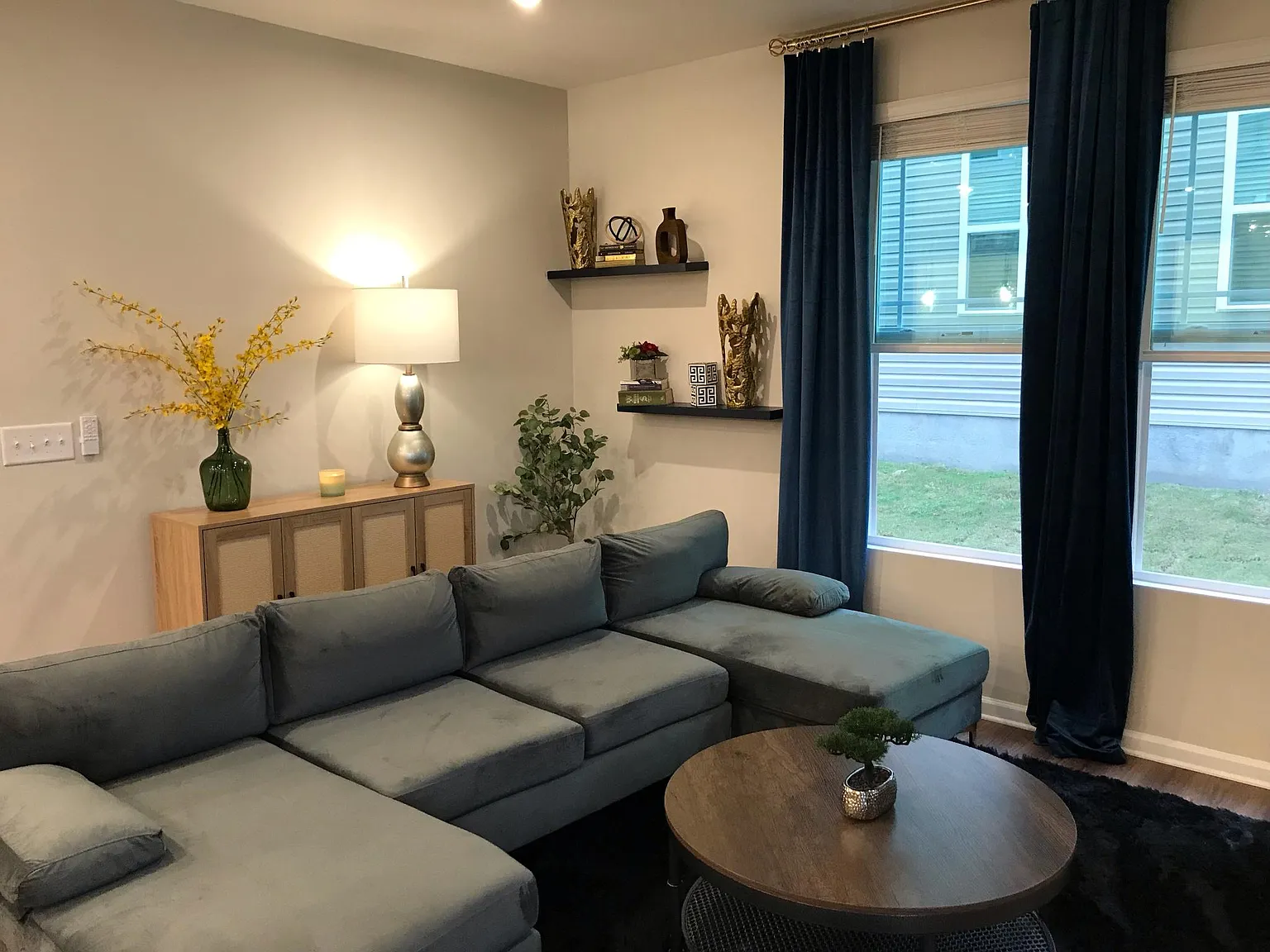 3 bed, 2.5 bath, 1837 sqft, $3,200 — Photo 2