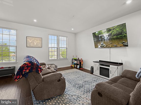 4th image of 10048 Beerse St