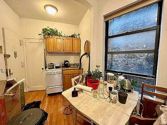 2nd image of 221 E 5th St APT 19