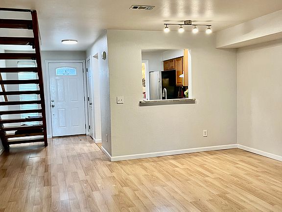 5th image of 321 N Eagle Glen Ln