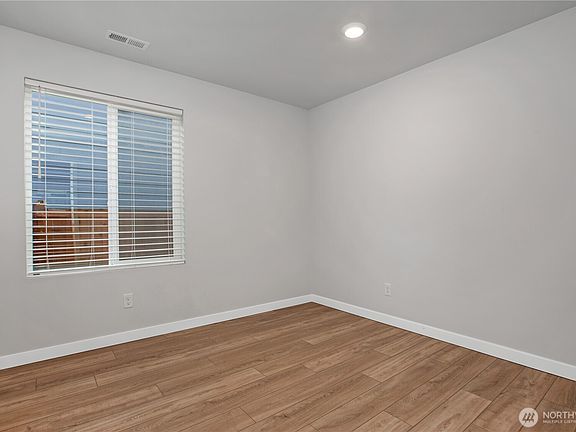 5th image of 915 Vine Maple Street SE