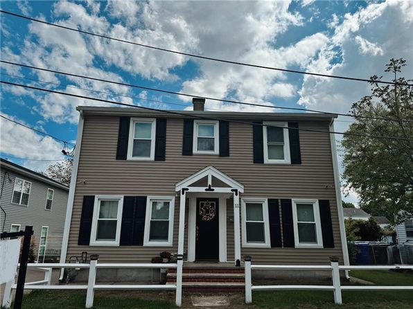 11 Crane St, Pawtucket, RI 02860