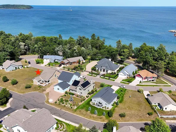 1313 Picnic Rocks Dr, Marquette, MI 49855