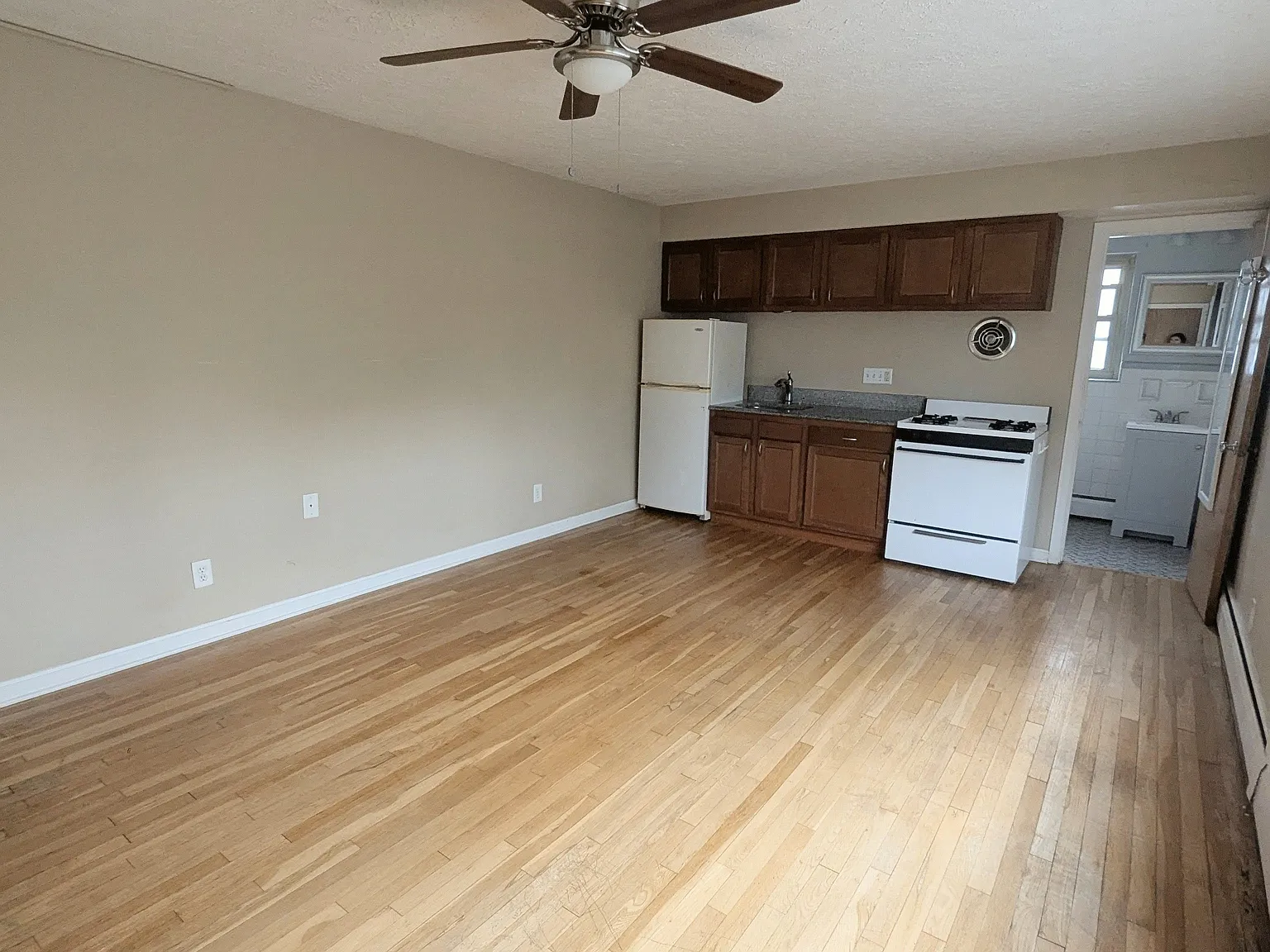 Studio, 350 sqft, $850 — Photo 3