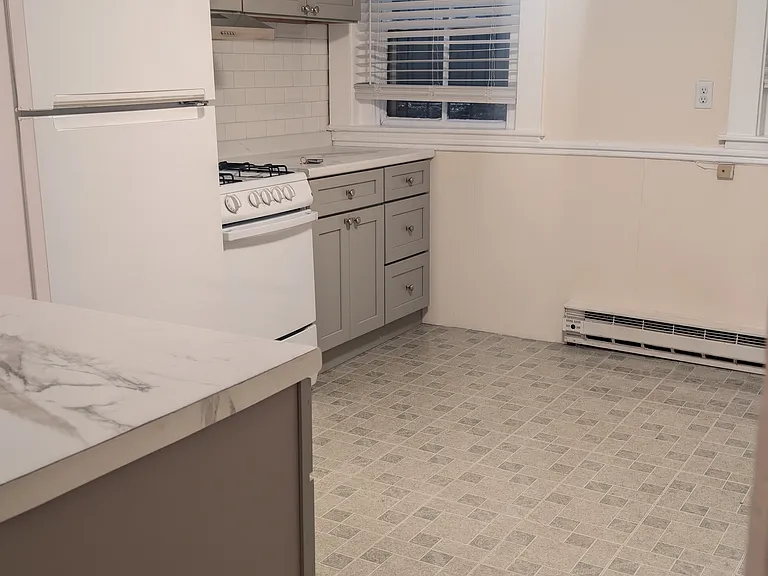 6 Clinton St #B — Photo 5