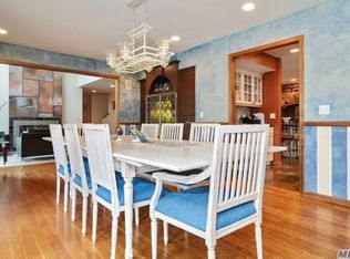 5 Knoll Rd, Port Washington, NY 11050