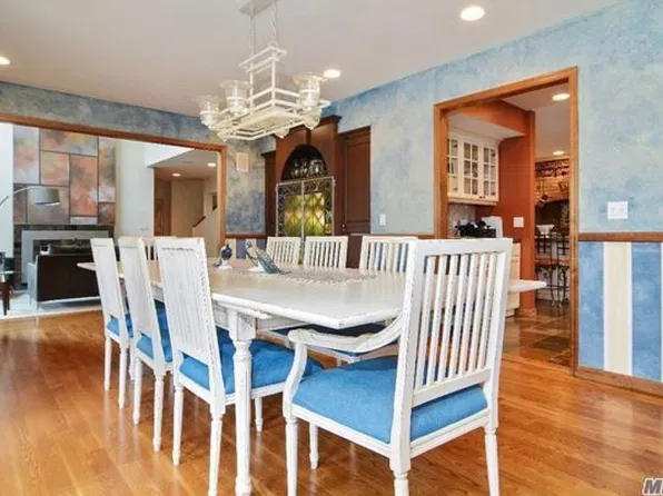 5 Knoll Rd, Port Washington, NY 11050