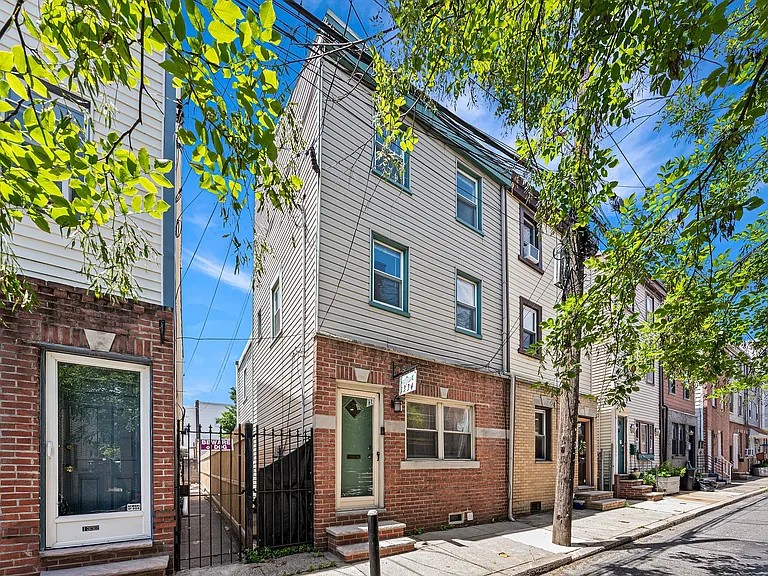 1334 E Hewson St — Photo 1