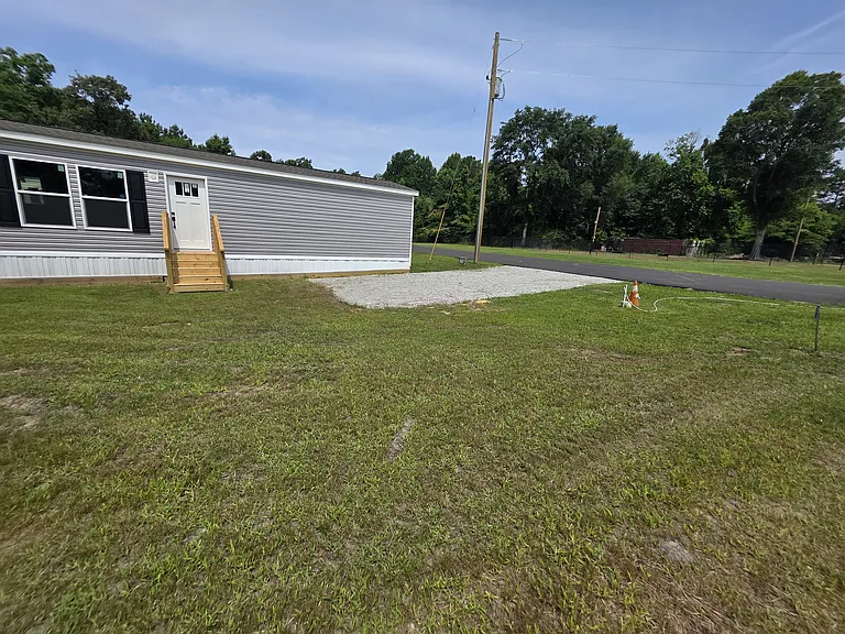 611 Wright Ln — Photo 1