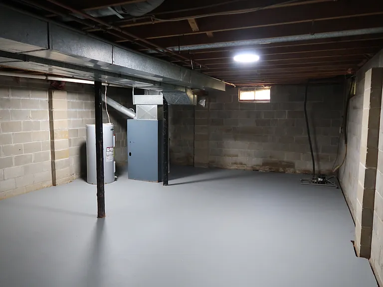 1085 Vaughn Ave — Photo 11