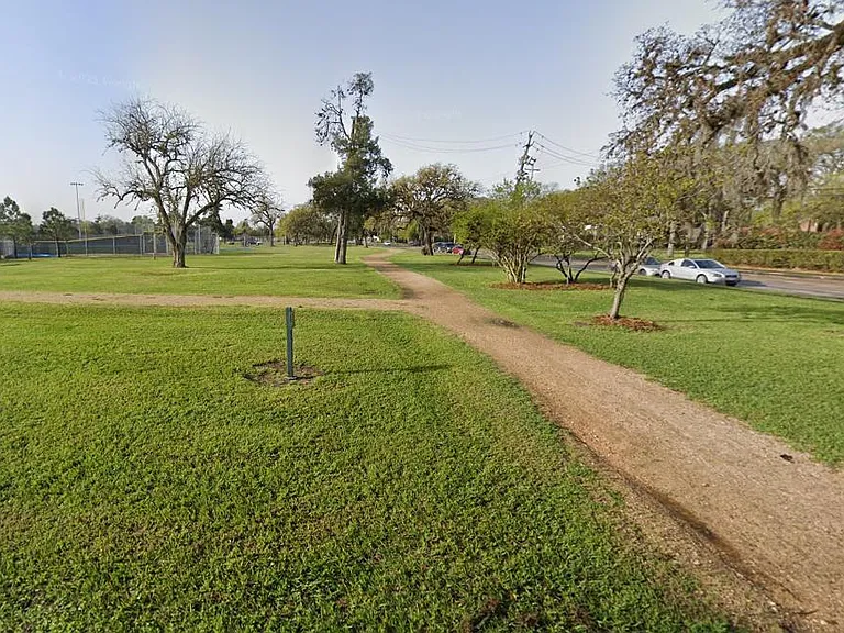 5 min walk to MacGregor Park