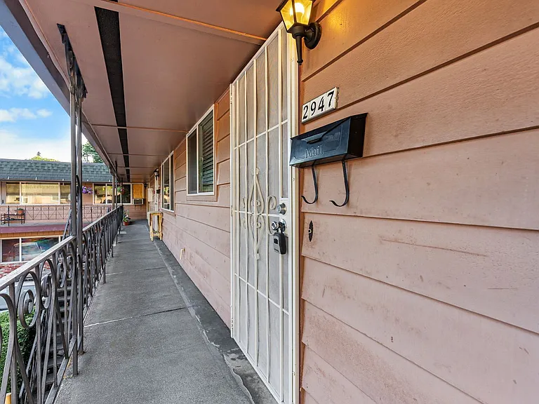 2947 SE Washington St — Photo 18