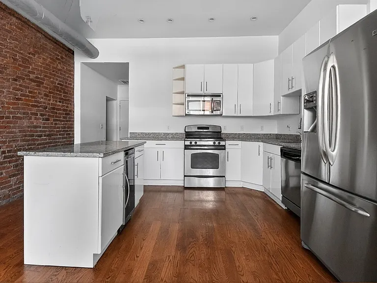 140 Orange St — Photo 2
