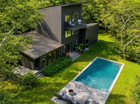 6 Peat Hole Ln, Bellport Village, NY 11713