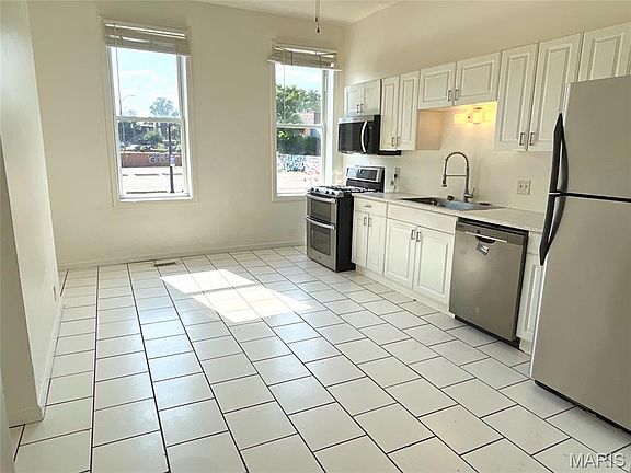 4th image of 3342 Iowa Ave