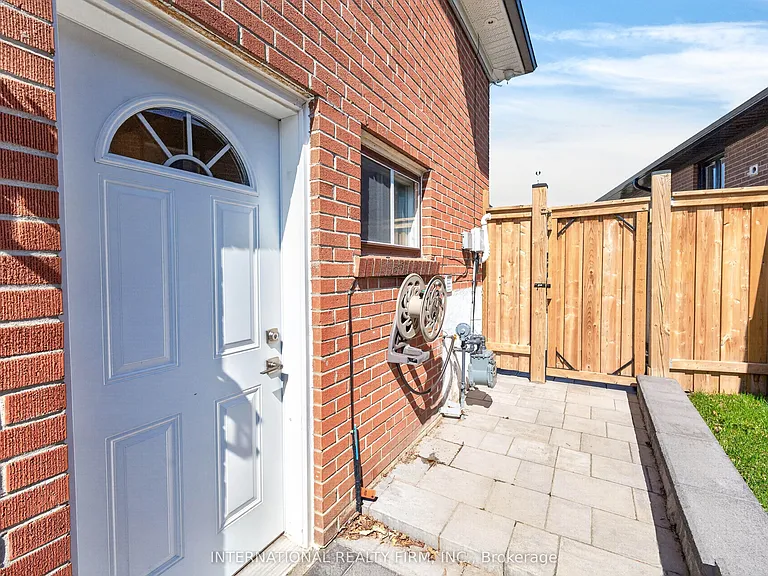 26 Dellbrook Cres — Photo 35