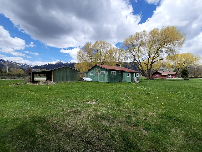 980 Wenzel Ln — Photo 1