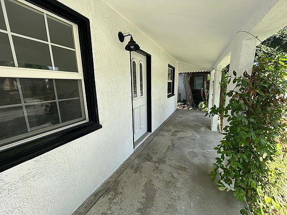 2nd image of 833 N Valley St