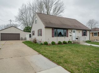 530 Steven St, Combined Locks, WI 54113